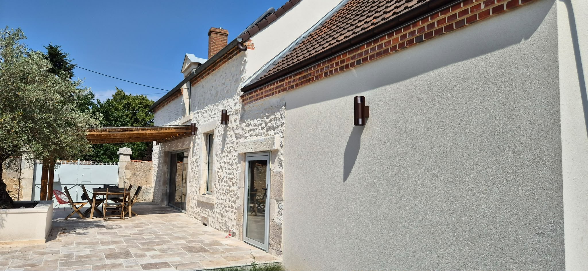 Pose d'appliques extérieures sur une façade